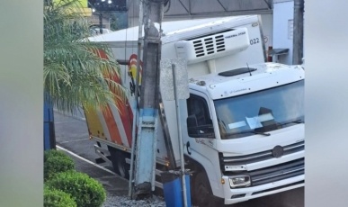 Acidente com caminhão provoca bloqueio da rua para troca de poste em Videira