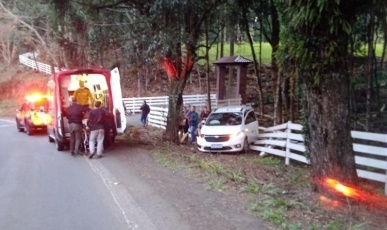 Motorista fica ferido após saída de pista seguida de colisão contra árvore em Arroio Trinta