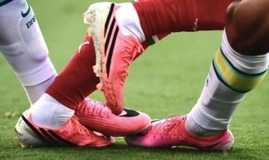 Por que tantos jogadores estão usando chuteiras rosas na Copa?