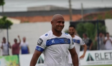 Ex-jogador de futebol Brasão e empresário são mortos a tiros em SC