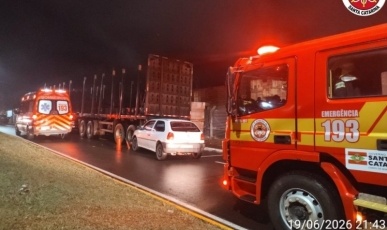 Motorista fica ferido após colidir carro contra reboque de caminhão estacionado em Fraiburgo