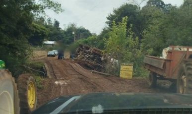 Caminhão carregado com ração tomba sobre ponte interditada em Campos Novos
