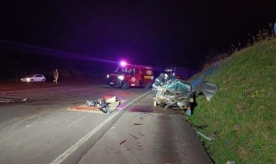 Jovem de 25 anos morre em colisão entre carro e caminhão na BR-153
