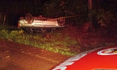 Motorista abandona veículo após saída de pista seguida de capotamento em Piratuba