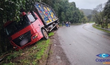 Caminhão sai da pista e por pouco não despenca em ribanceira na SC-150, em Lacerdópolis