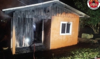 Casa pega fogo e moradora idosa desaparece em Campos Novos
