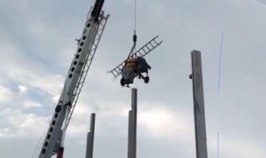 Vídeo viraliza após empreiteiro suspender ferramentas com guindaste para evitar furtos em SC