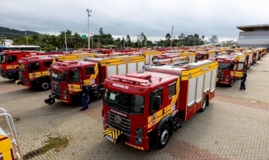 Governo de Santa Catarina entrega 56 novos caminhões ao Corpo de Bombeiros na maior renovação de frota da história