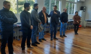Ibicaré recebe nova remessa de uniformes escolares para alunos da Escola Madre Leontina
