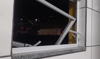 Mulher fica com perna presa em janela ao tentar invadir baile na Unidos do Herval