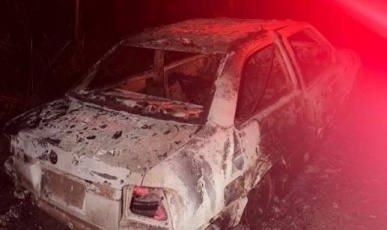 Homem é preso após incendiar casa e veículo da família no interior de Campos Novos