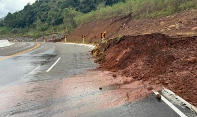 Queda de barreira interdita meia pista na SC-465, trecho entre Macieira e Arroio Trinta