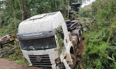 Carreta para em estrada marginal após sair da pista na BR-153