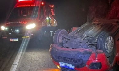 Jovem fica ferido após capotamento na BR-282, em Erval Velho