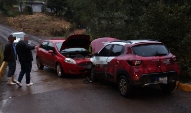 Colisão entre dois carros deixa três pessoas feridas no centro de Arroio Trinta