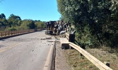 Carreta tomba e quase cai de ponte em Campos Novos