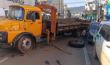Fotos: Colisão entre dois caminhões envolve outros três veículos no Centro de Joaçaba