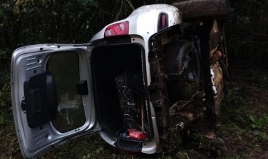 Capotamento envolvendo dois veículos é registrado na SC-464 entre Arroio Trinta e Iomerê