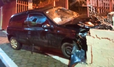 Motorista fica ferido após bater contra muro em Rio das Antas