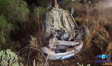 Veículo capota após sair da pista e atingir poste na SC-467, em Capinzal