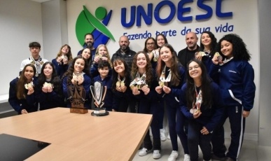 Atletas do Colégio Unoesc Joaçaba são homenageados após conquistas nos Jesc 2026