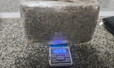 Mulher pede para ser presa e joga torrão de maconha dentro de viatura da PM