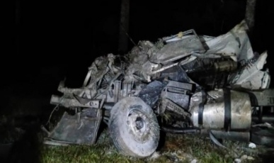 Motorista morre após carreta sair da pista e despencar em ribanceira na SC 355 em Bom Sucesso