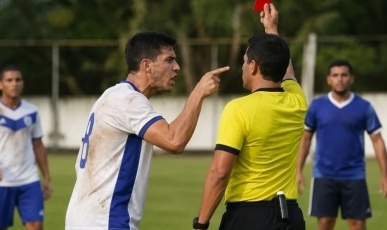 Jogador de futebol amador é condenado por agredir árbitro após ser expulso