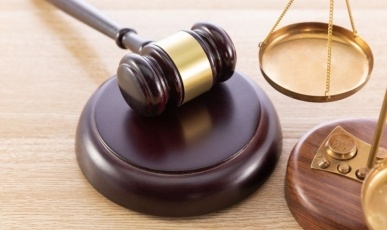 Homem é condenado a mais de 13 anos de prisão por tentar matar dois colegas após discussão por volume da TV em Videira