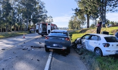 Acidente envolvendo caminhão e três carros deixa dois feridos na BR-470
