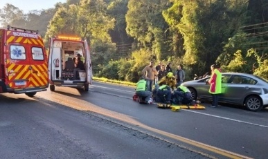 Acidente envolvendo cinco veículos termina com motorista atropelada na SC-418