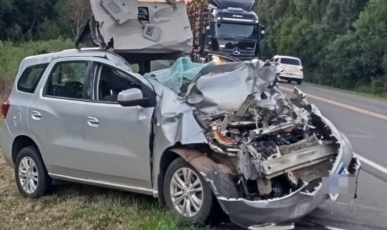 Motorista fica preso às ferragens após colisão com caminhão na BR-153