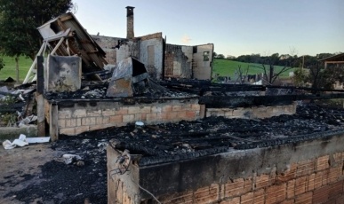 Família que perdeu tudo em incêndio no interior de Vargem Bonita inicia campanha para reconstruir a vida