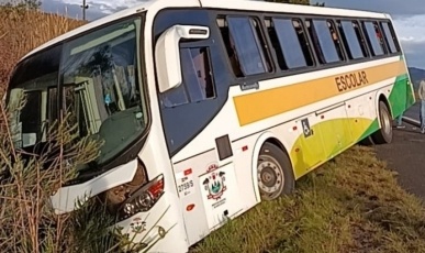 Ônibus escolar colide contra barranco após apresentar problema mecânico em Santa Cecília