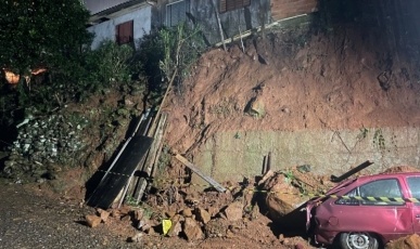 Deslizamento de terra atinge residência em Joaçaba e família é retirada preventivamente