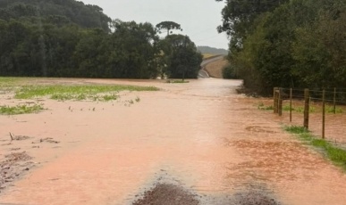 Tangará já acumula 75 mm de chuva e Rio Caçador sai do leito