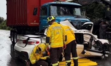 Batida entre BMW e caminhão deixa jovem morta em SC