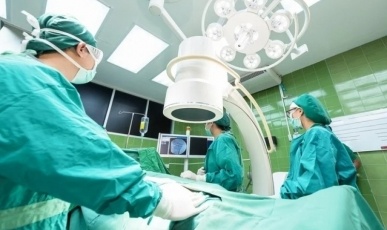 Paciente será indenizado após sair de hospital com fragmento de madeira alojado na perna