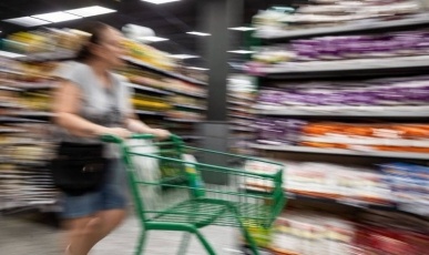 Brasileiros gastam, em média, mais de R$ 1 mil por mês no supermercado