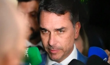 Flávio Bolsonaro é oficializado candidato à Presidência pelo PL com presença de Milei e vídeo de Michelle