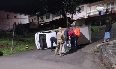 Utilitário tomba ao descer via íngreme no centro de Herval d´Oeste