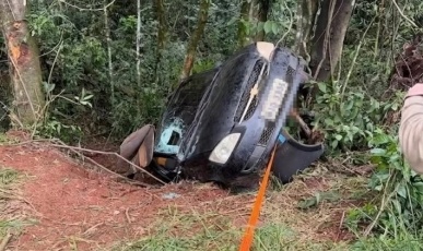 Mulher é resgatada de veículo que caiu em ribanceira na SC-283