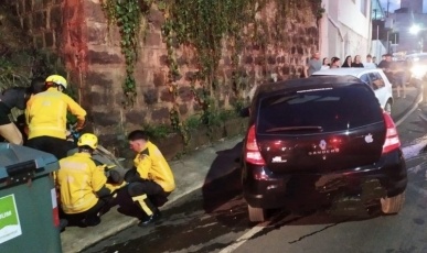 Colisão entre três veículos mobiliza Bombeiros e deixa motorista ferido no Centro de Joaçaba