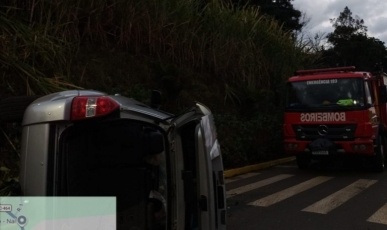 Capotamento em Salto Veloso deixa motorista ferida; crianças e idoso saem ilesos
