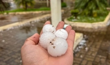 Chuva de granizo danifica 500 imóveis em poucos minutos no RS