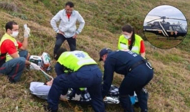 Piloto de parapente cai de 15 metros e é resgatado por helicóptero em manobra aérea em SC