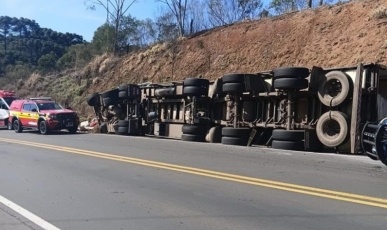 Carreta sai da pista e tomba na BR-470, deixando três pessoas feridas em Curitibanos
