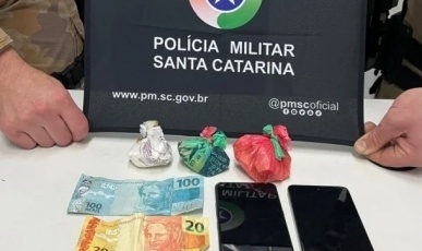 Dupla é presa com drogas durante abordagem policial em Herval d´Oeste