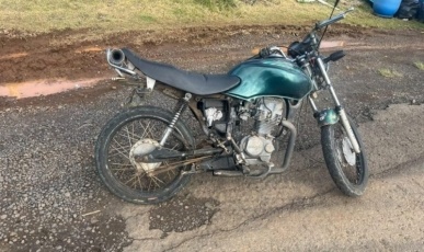 PM recupera motocicleta furtada após suspeitos abandonarem veículo e fugirem em Catanduvas